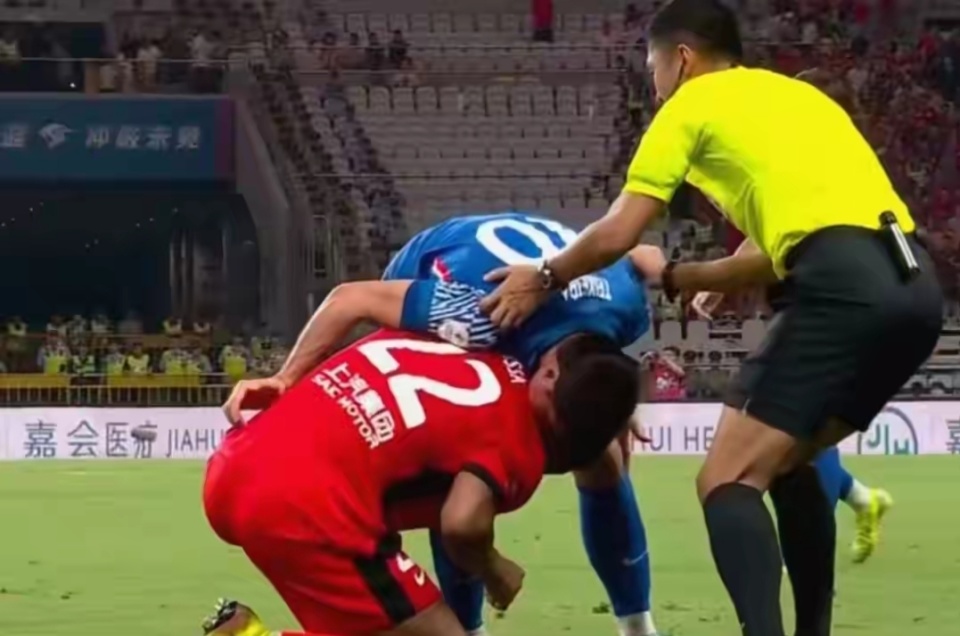 lOmMo, 纷纷冲进场, eneqf